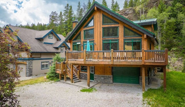 Greywolf Lodge | Private Hot Tub | Wood Fireplace