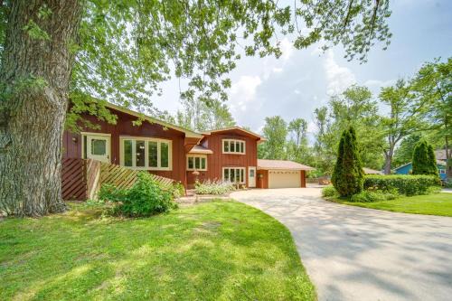 Group-Friendly Lake Erie Getaway w/Private Yard