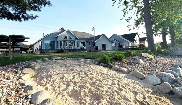 Gun lake 4 Bed 2.5 Bath Home w/2 car garage, kayaks, paddleboards, free Wi-Fi