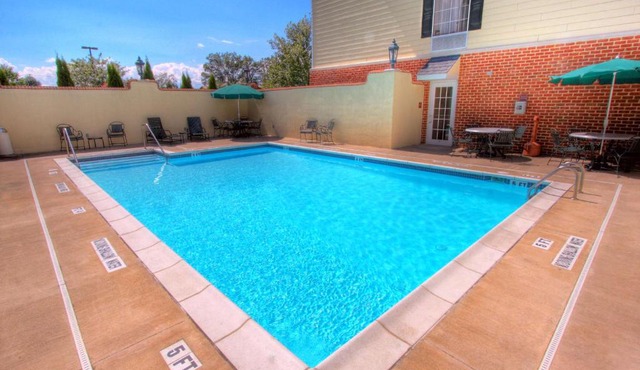 Hampton Inn & Suites State College at Williamsburg Square