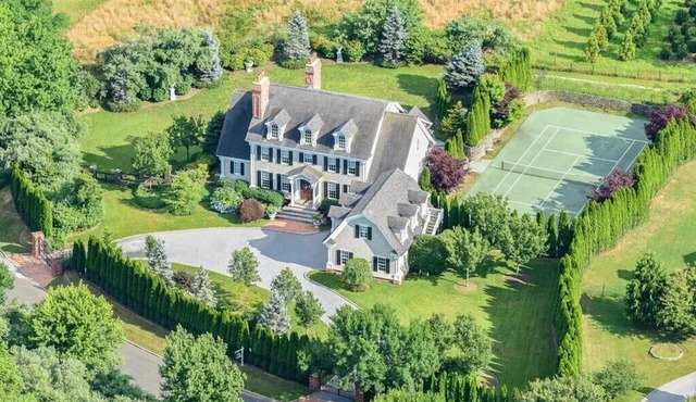 Hamptons Oasis 7Bed/7.5 Bath w Pool, Hot Tub and Tennis