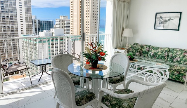 Heart of Waikiki-Studio with Panoramic Views, Rooftop Pool, No Resort Fees, WIFI
