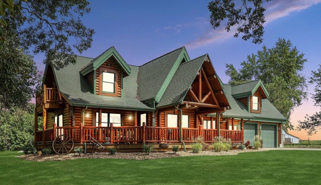 Heated Seasonal Pool, Hot Tub & Theater Rustic Cabin by Bike Path
