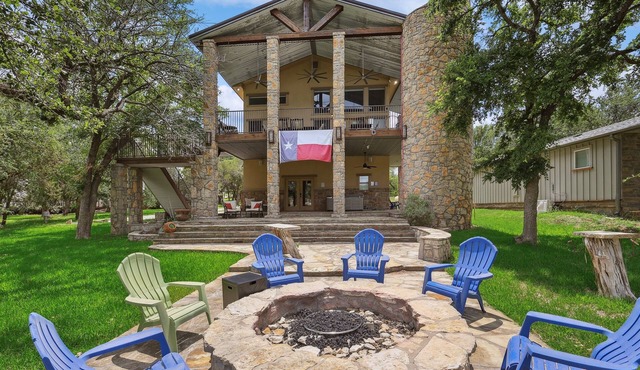 Heaven In Hells Gate! Water access, kayaks, game room!
