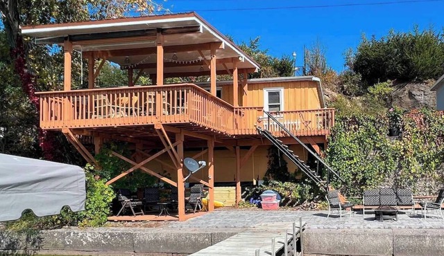 Heck-Of-A-Deck Lakehouse with Sunsets, and Kayaks, too!