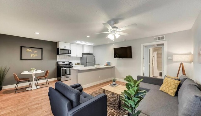 Hello Gorgeous Flat near Downtown!