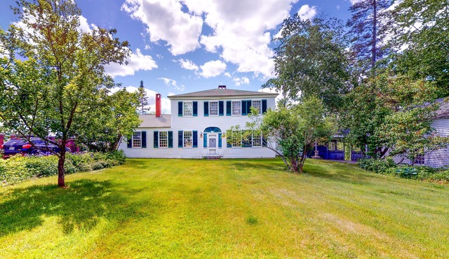Historic home with porch & mountain/valley views - great for weddings