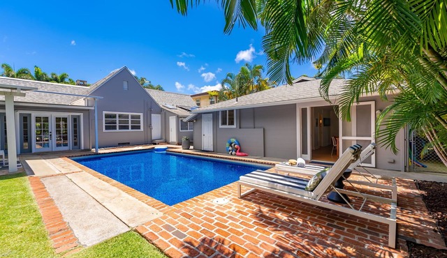 Ho'okipa Villa: Historic Home+Guest Cottage in Kahala near the Beach w/Pool & AC