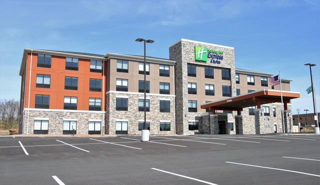 Holiday Inn Express & Suites Clarion by IHG