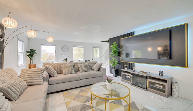 Home Theater & Hot Tub: Mtn-View Winthrop Home