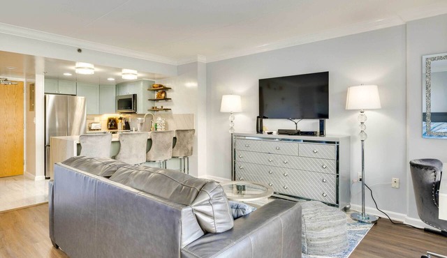 Honolulu Studio w/Ocean View: Parking Included!