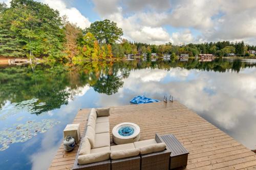 Horseshoe Lake Vacation Rental w/Deck & Kayaks!