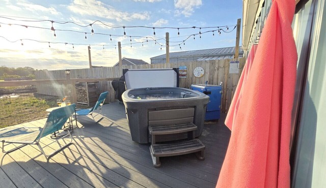 Hot Tub & Firepit | Your Winter Blues Retreat