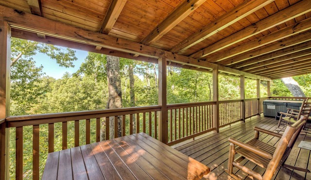 Hot Tub & Game Room: Log Cabin 2 Mi to Ripley’s!