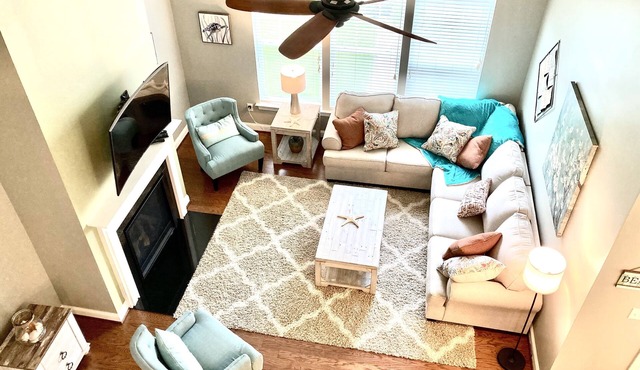 House sleeps 10, steps to pool, indoor/outdoor living, shuttle to Bethany Beach