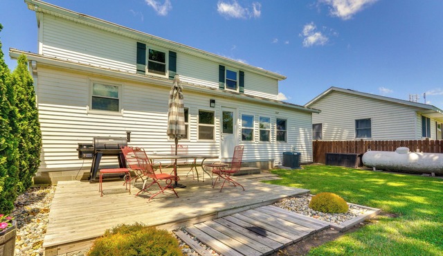 Howe Retreat w/Fire Pit + Private Boat Dock!
