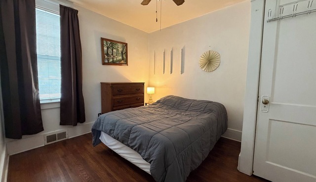 Huge 3 Bedroom Home Close To Everything - Two Family House 1st Floor