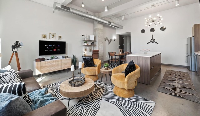 Industrial Loft - Sleeps 10 - FREE Valet