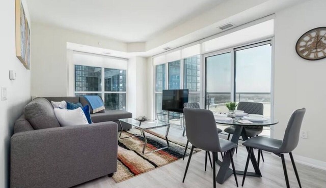 Inviting 2BR Downtown Retreat by the Harbour