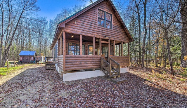 Inviting Webb Lake Cabin w/Mountain Views