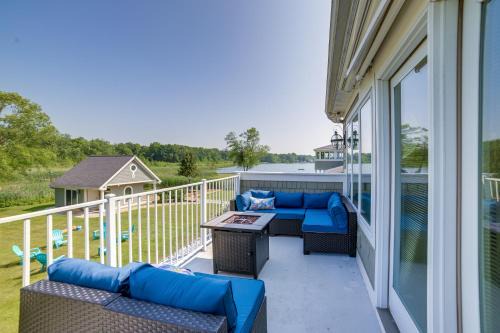 Jackson Lakefront Getaway w/Balcony, Dock Access
