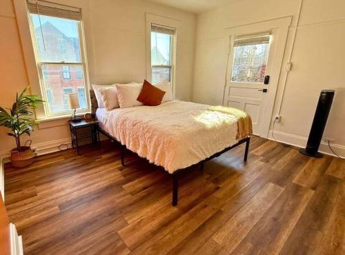 Jungle House Columbus Sleep 16 Downtown Ohio Free Parking - Near Convention Center & Nationwide Arena - 4BR Luxury Home - Pet Friendly - Over 5,800 Five Stars