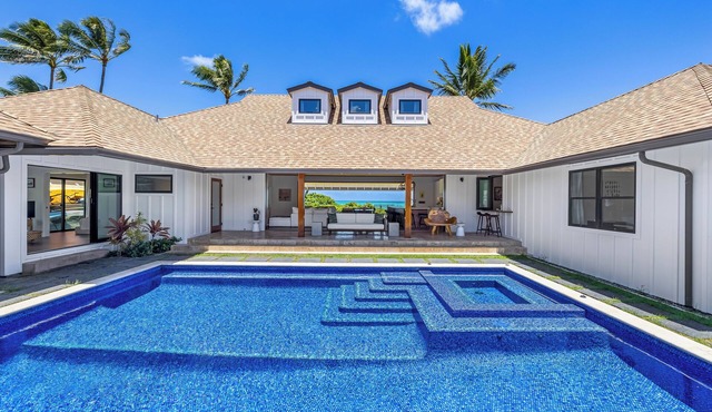 Kailua Beach Villa: Stunning Beachfront Estate Private Pool/Spa, Ocean View & AC