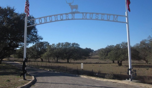 Kid-friendly Property Close to Longhorn Museum! w/ Free Parking, Pets Allowed!
