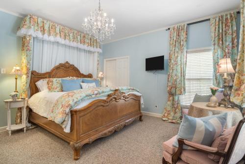 King bed! Gameroom! Super cozy-The Treasured Mist!