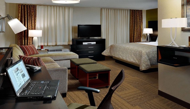 King Studio. Free Breakfast Buffet & Pool Access Included!