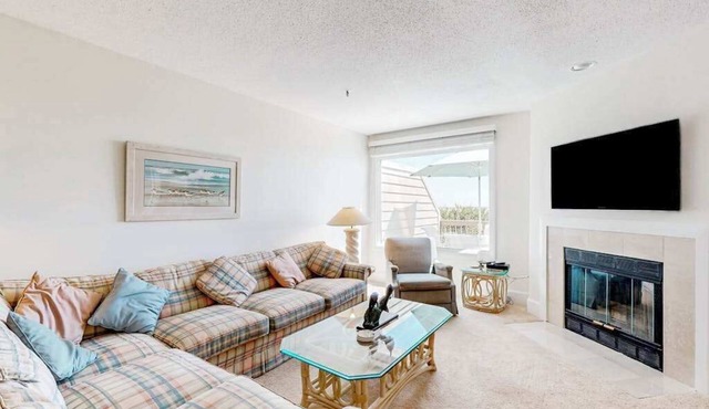 Kings Grant Beachfront Townhouse w/Ocean Views, Shared Pool, Free WiFi, Private