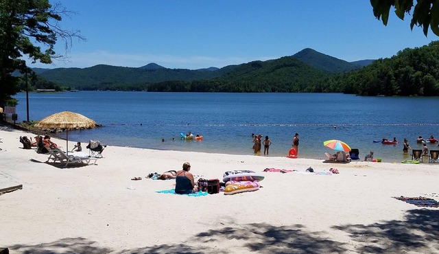 Lake Chatuge Country Cottages - Little Red - FREE WiFi, Parking & Prem Chnls