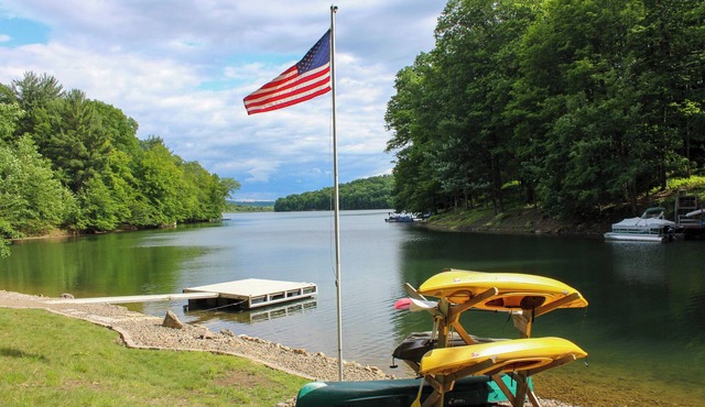 Lake Dreams, A Luxury 5-Bedroom Lakefront Home with Hot Tub and Private dock