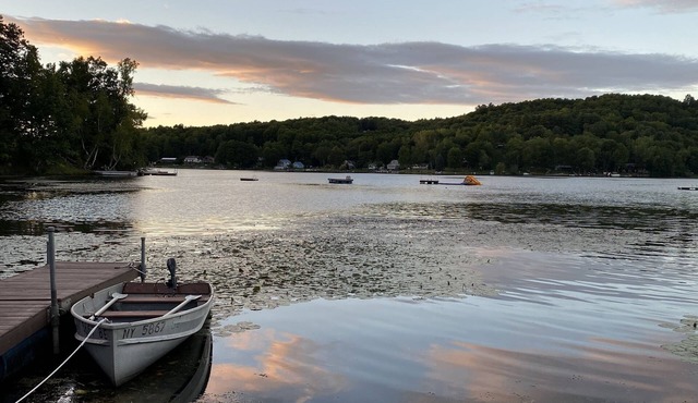 Lake house for 8, all seasons! Large deck overlooking the water