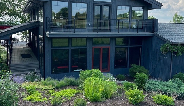 Lake house on Cayuga Lake 5 minutes from Aurora: dock, lake access, kayaks!