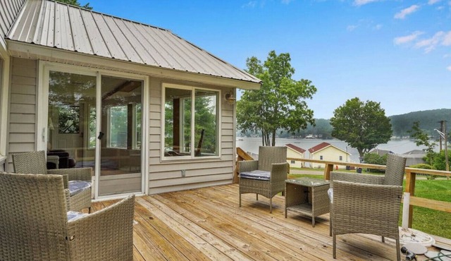 Lake House w/ dock, fish + swim!