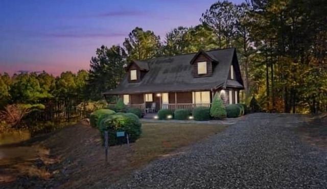 Lake Lovers Cabin 4 Bedrooms 3.5 bath. Close to Lake Lure & Chimney Rock