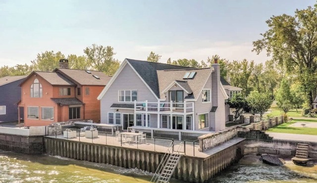 Lake Ontario Sleeps 16 *Breathtaking sunset views*