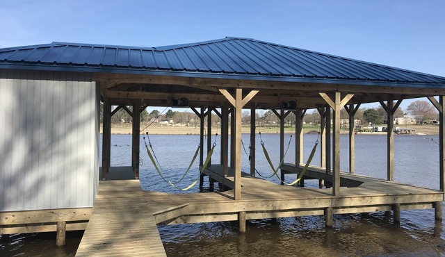 Lake Palestine Lake Front Fishing cabin
