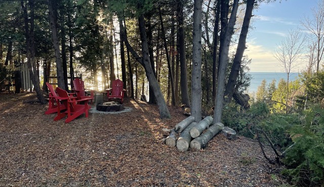 Lake-view Cottage on the bluffs above Lake Huron. Private Stairs down to beach. in Goderich