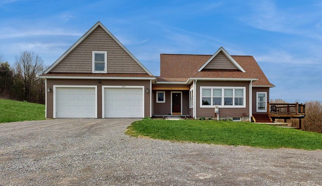 Lake view home w/large deck, hot tub, grill, 2nd living room - in wine country