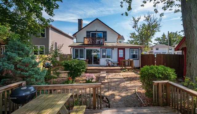Lakefront, awesome views, water access, center strip, private, parking.