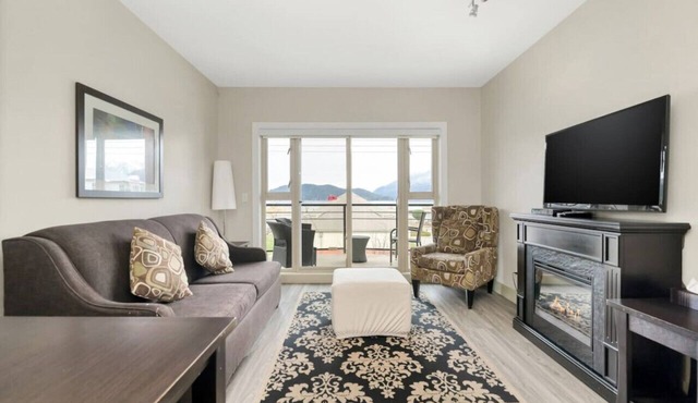 Lakefront Lux 2BR Symphony Of Comfort/Style For 12