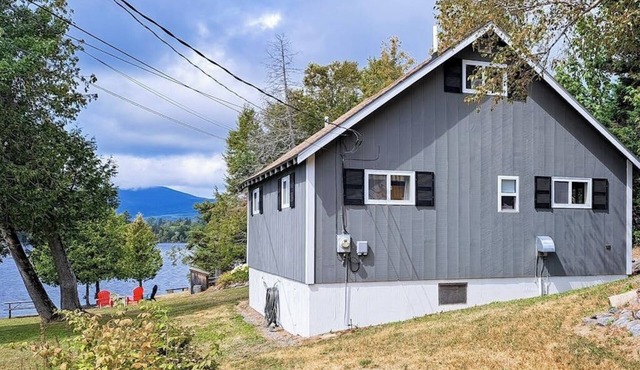 Lakefront, cabin-inspired home with firepit, grill, & screened porch, Wifi