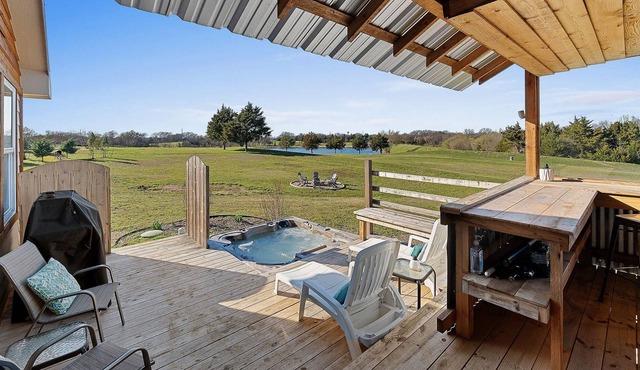 Lakefront cabin with hot tub! Kayak | Fish | Hike | Camp