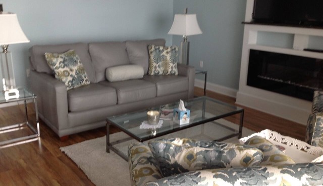 LAKEFRONT CONDO #309 2BR/2BA-sleeps 4-private balcony/beach and wine tours!