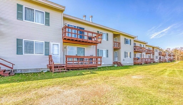 Lakefront condo on the golf course w/sweeping views & beach access