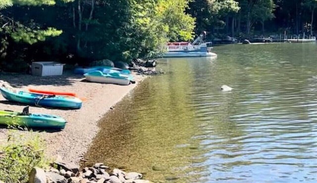 Lakefront Cottage on Brewer Lake w Private Beach
