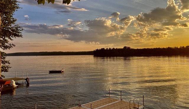 Lakefront Cottage - sleeps 6 - 2 baths