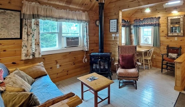 Lakefront cottage with full kitchen, firepit, gas grill, Wifi, a/c